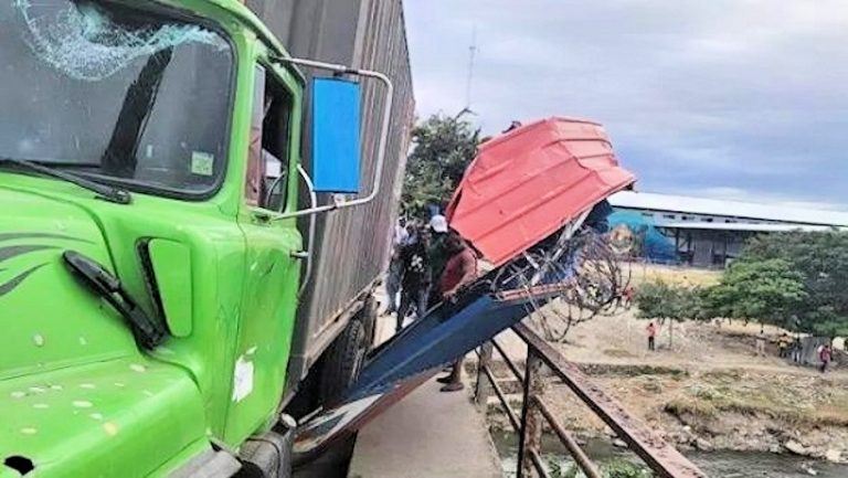 2023 12 14 Truck Destroys Gat To Haiti On Ouanaminthe Bridge.jpg