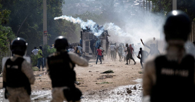 Policiers Haitiens Dans Ses Eouvres Contre Des Manifestants Anti Ariels Non Armes.png