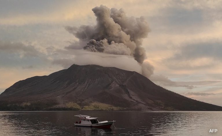 Gckc20gg Indonesia Volcano Eruption Afp 625x300 19 April 24.jpeg