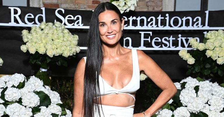 Demi Moore 61 Shows Off Her Amazing Bikini Body Alongside Daughters 001.jpg