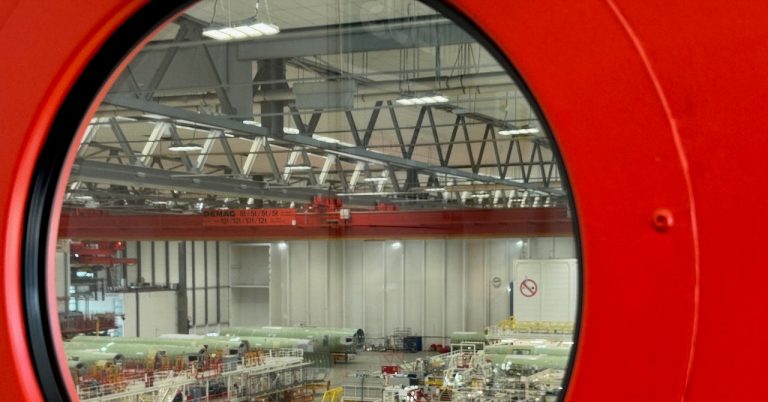 Una Linea Di Assemblaggio Nella Fabbrica Di Airbus Ad Amburgo.jpeg